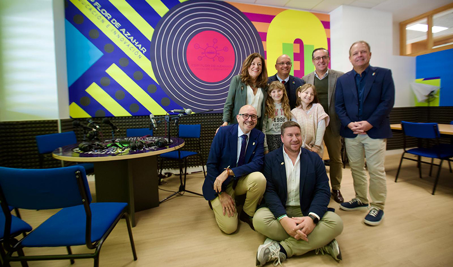 La consejera de Desarrollo Educativo, María del Carmen Castillo, durante su visita al colegio 'Flor de Azahar' de Cártama, en Málaga.